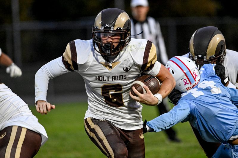 Holt's Ethan Melville runs for a gain against Everett during the second quarter on Friday, Oct. 17, 2025, at Everett High School.