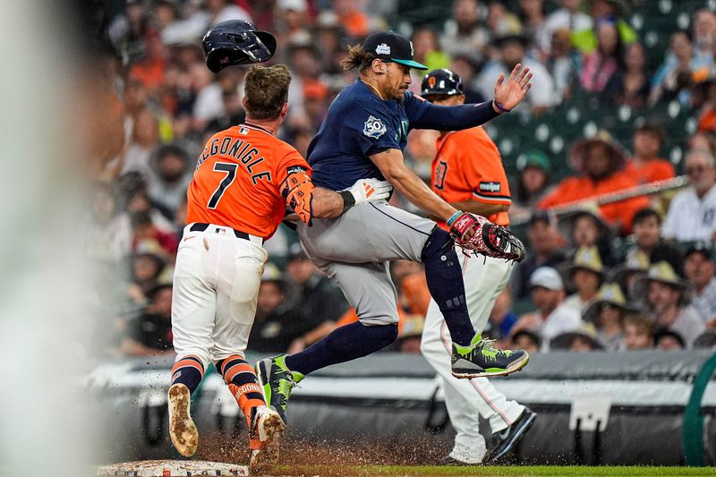 Detroit Tigers third baseman Kevin McGonigle (7) runs into Seattle Mariners first baseman Josh Naylor (12) at first base during the fifth inning at Comerica Park in Detroit on Friday, June 5, 2026.