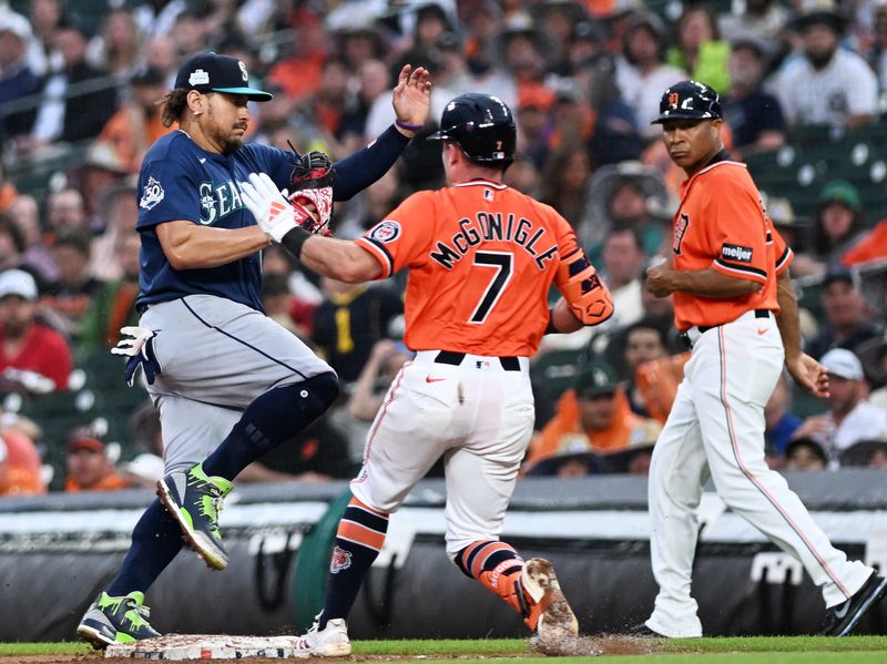 TigersÕ Kevin McGonigle (7) avoids what could have been a bad collision with Mariners first baseman Josh Naylor as Naylor runs to get the out at first on a ground out in the fifth inning as Tigers first base coach Anthony Sanders watches, right. Detroit Tigers take on the Seattle Mariners on June 5, 2026 at Comerica Park in Detroit.