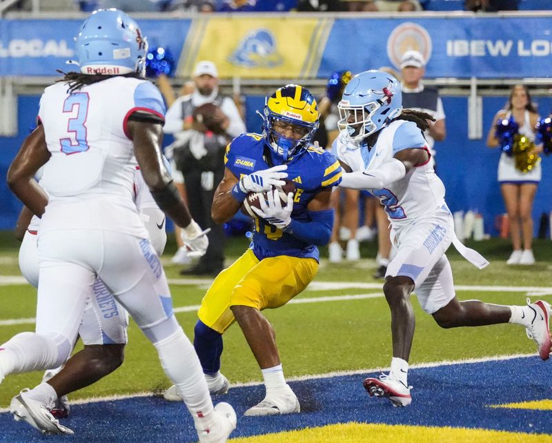 Delaware receiver Kyre Duplessis holds on to a catch in the end zone for a score between Delaware State defenders including Wayne Favors III, right, in the second quarter at Delaware Stadium, Aug. 28, 2025.