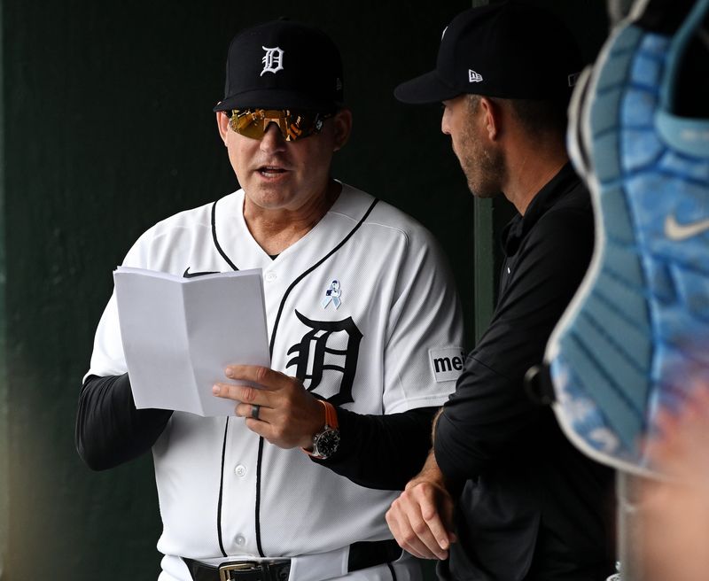 Tigers manager AJ Hinch, left, talks with pitching coach Chris Fetter in the tenth inning. Detroit Tigers take on the Chicago White Sox on June 21, 2026 at Comerica Park in Detroit. Tigers win, 5-4, 10 innings