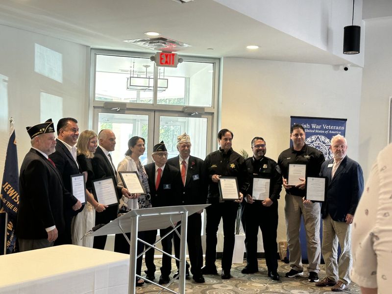 The Jewish War Veterans held a ceremony Sunday honoring those who rushed to the Temple Israel synagogue following an attack in March.