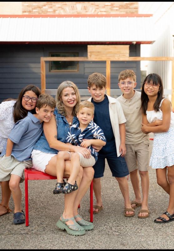 Mandy Karolkiewicz, third from left, appears in a photo with her six her kids. Mandy and her children were killed Friday in an apparent murder-suicide by her husband who then set the family's home on fire and killed himself.