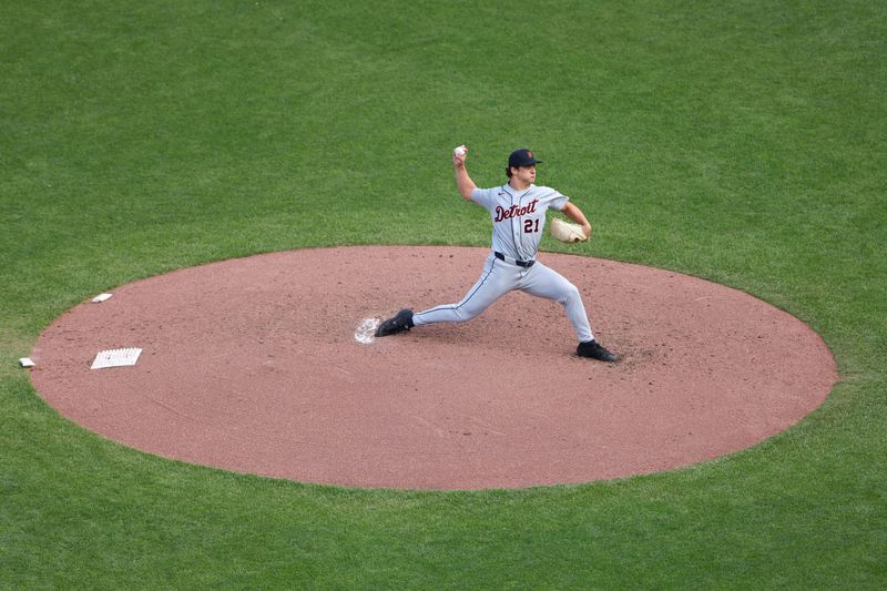 Tigers pitcher Jackson Jobe (21) pitches during the fourth inning against the San Francisco Giants at Oracle Park.