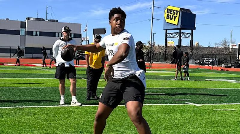 J.J. Howard is a big, physical 6-foot-3, 205-pound prospect who fits the mold of what Kyle Whittingham’s staff appears to like in their quarterbacks.