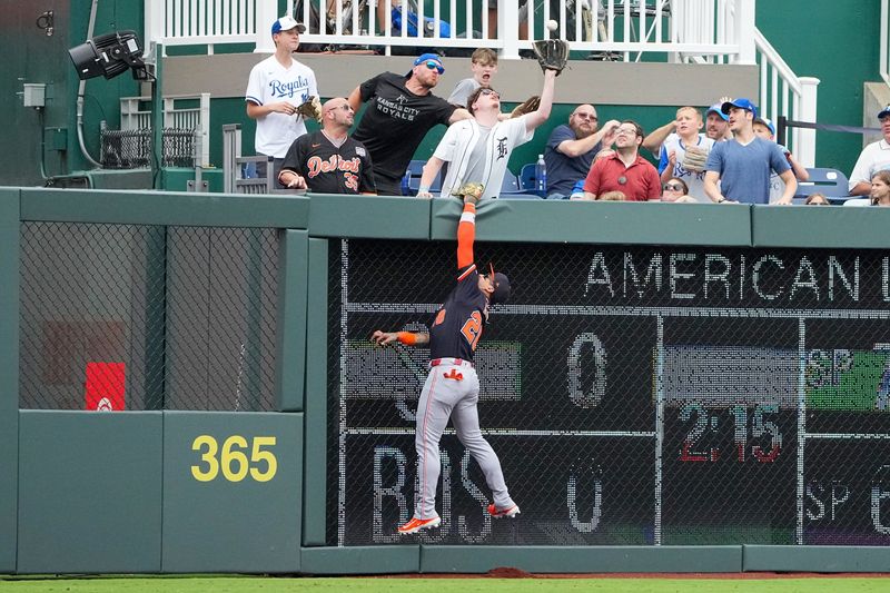 Tigers left fielder Javier Báez (28) leaps but can’t reach a home run hit by Royals third baseman Nick Loftin during the second inning at Kauffman Stadium on Aug. 24.