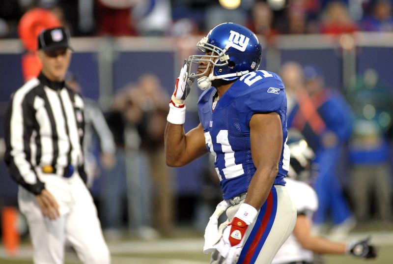 New York Giants #21 running back Tiki Barber blows a kiss to the fans after scoring a touchdown in the first quarter during the Philadelphia Eagles vs New York Giants game on December 17, 2006 at Giants Stadium Philadelphia Eagles  36 New York Giants 22 (Photo by Tom Berg/NFLPhotoLibrary)