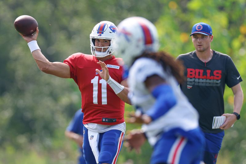 Mitchell Trubisky throws a pass to James Cook in warmups prior to Friday's joint practice against the Bears.