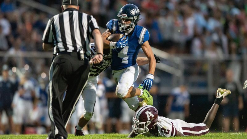 Whitesboro’s Connor McDonald runs through Auburn traffic Thursday at Whitesboro Middle School.