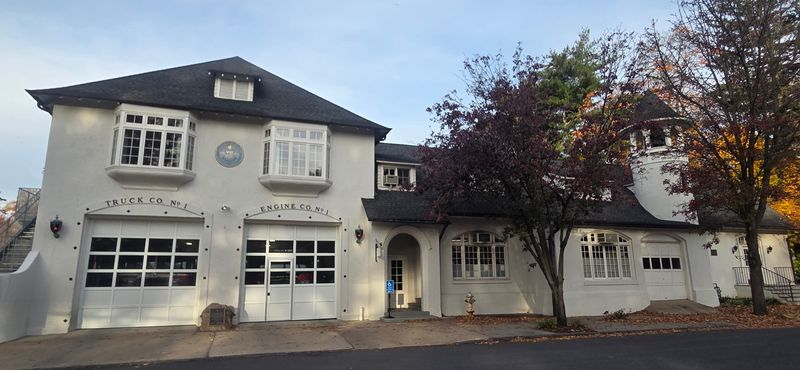 It's a close race for mayor in Pelham Manor, a southern Westchester village where mayor and Board of Trustees hold regular meetings at Village Hall.