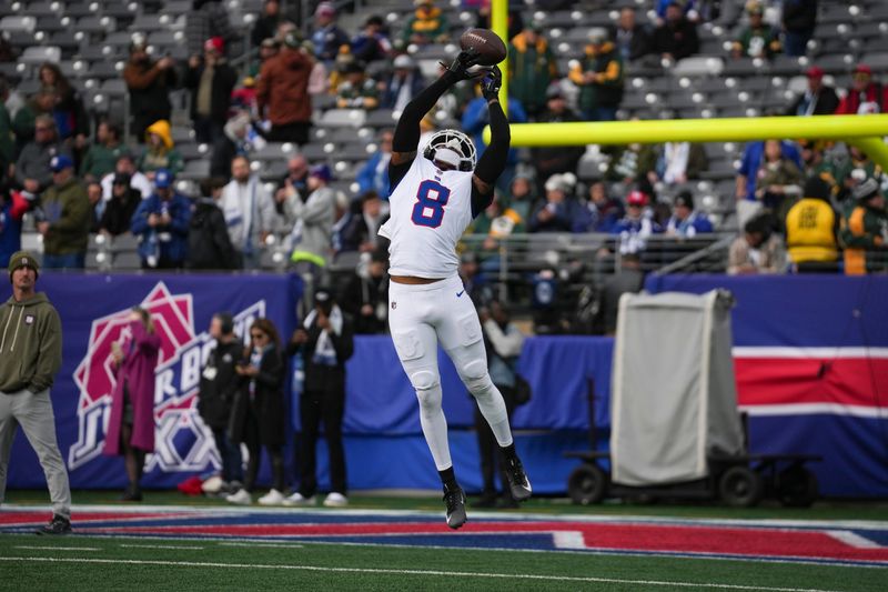 New York Giants safety Jevon Holland (8) catches the ball while warming up before a game against the Green Bay Packers at MetLife Stadium, Nov 16, 2025, East Rutherford, NJ, USA.