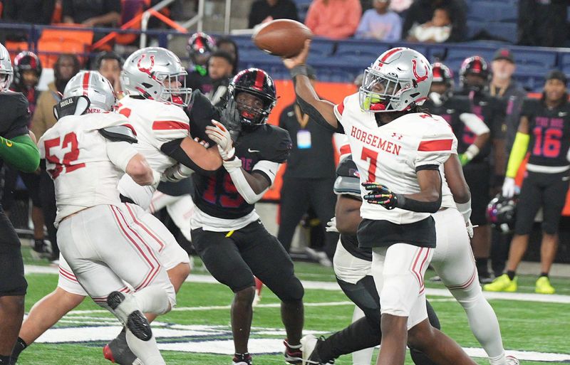 Sleepy Hollow quarterback Jeremiah Bowen (7) gets off a pass against Monroe during the state football Class B championship game at the JMA Wireless Dome in Syracuse Dec. 6, 2025.