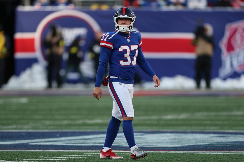 Dec 14, 2025; East Rutherford, New Jersey, USA; New York Giants place kicker Younghoe Koo (37) reacts after missing a field goal during the fourth quarter against the Washington Commanders at MetLife Stadium. Mandatory Credit: Vincent Carchietta-Imagn Images