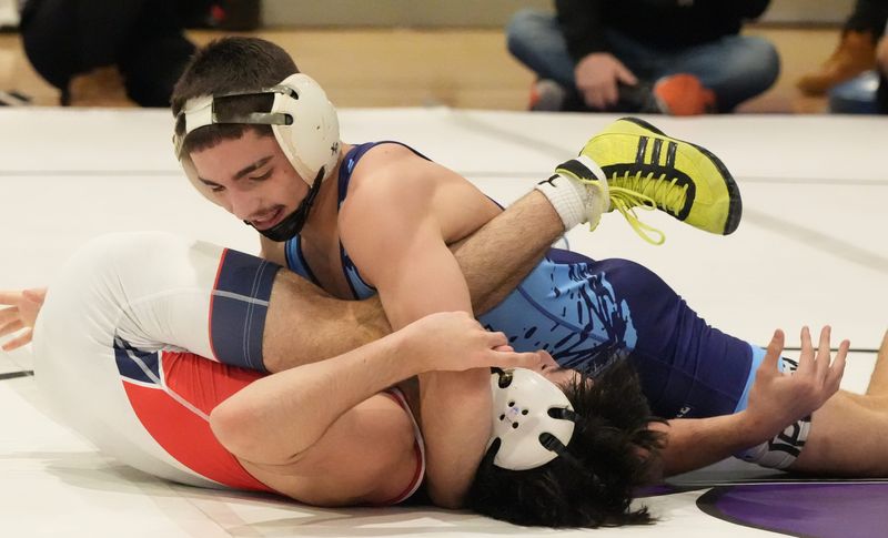 Vincenzo Mannello of BBHVW wins the 118-pound championship by a 16-6 major decision over Vincent Orandello of MacArthur at the Shoreline Classic wrestling tournament at New Rochelle Jan. 17, 2026.