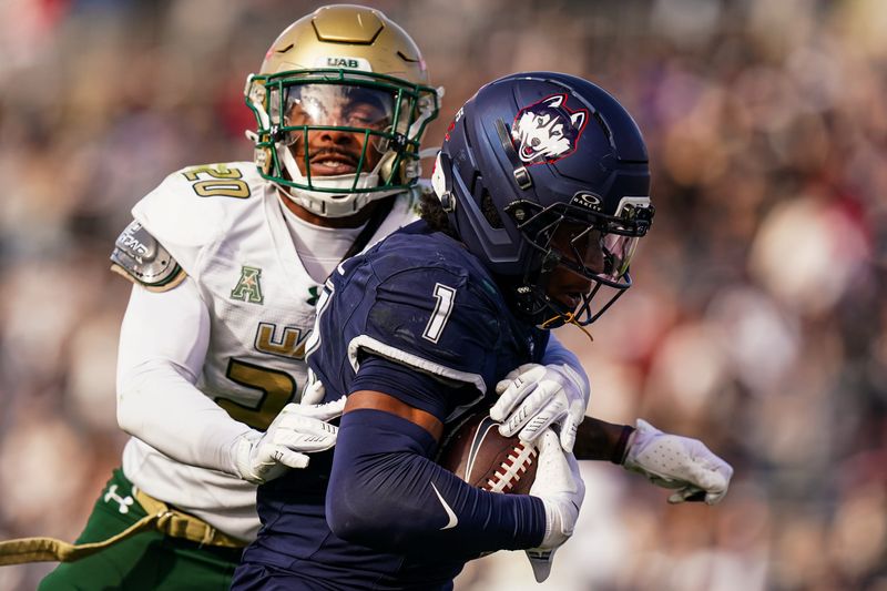 Nov 1, 2025; East Hartford, Connecticut, USA; UConn Huskies wide receiver Skyler Bell (1) makes the catch for a touchdown against UAB Blazers safety AJ Brown (20) in the second half at Pratt & Whitney Stadium at Rentschler Field. Mandatory Credit: David Butler II-Imagn Images