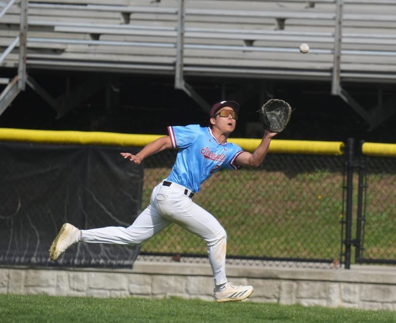 Scarsdale center fielder Bret Hole (2) makes a running catch during baseball action against Mamaroneck at Scarsdale High School in Scarsdale on Thursday, April 23, 2026. Scarsdale won 4-0.
