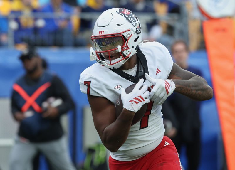 Oct 25, 2025; Pittsburgh, Pennsylvania, USA; North Carolina State Wolfpack tight end Justin Joly (7) catches the ball for a touchdown against the Pittsburgh Panthers during the first quarter at Acrisure Stadium. Mandatory Credit: Charles LeClaire-Imagn Images