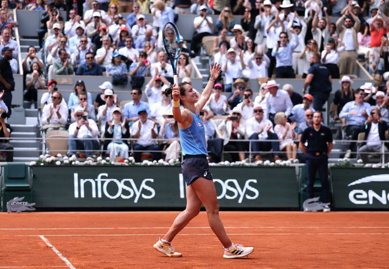 Tennis - French Open - Roland Garros, Paris, France - June 2, 2025 France's Lois Boisson celebrates winning her fourth round match against Jessica Pegula of the U.S. REUTERS/Gonzalo Fuentes