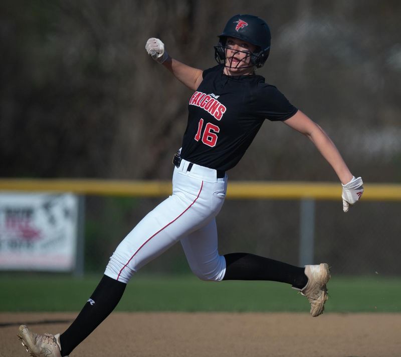Lilli Sutkowy gets to second base.