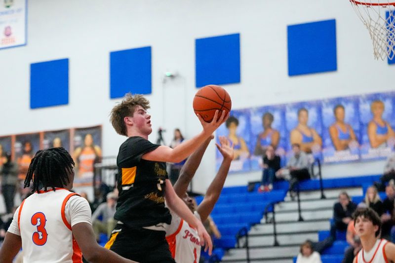Upper Arlington's Alex Smith shoots during a December 2024 game at Olentangy Orange.