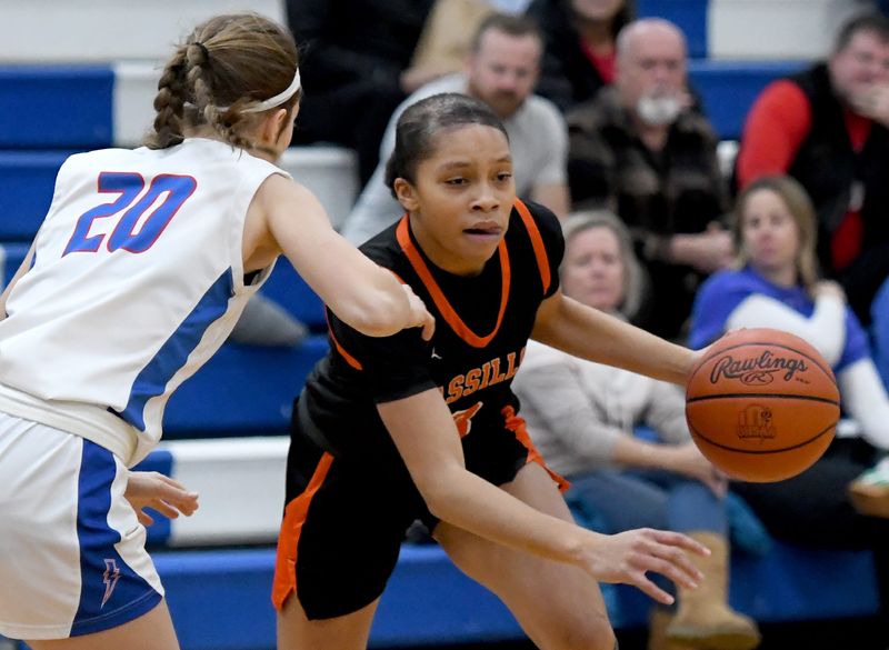 Massillon freshman Delaney Pierce drives past Lake junior Hayden Croyle in the first quarter, Saturday, Jan. 18, 2025.