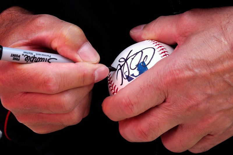 Reds Hall of Famer Chris Sabo signs an autograph