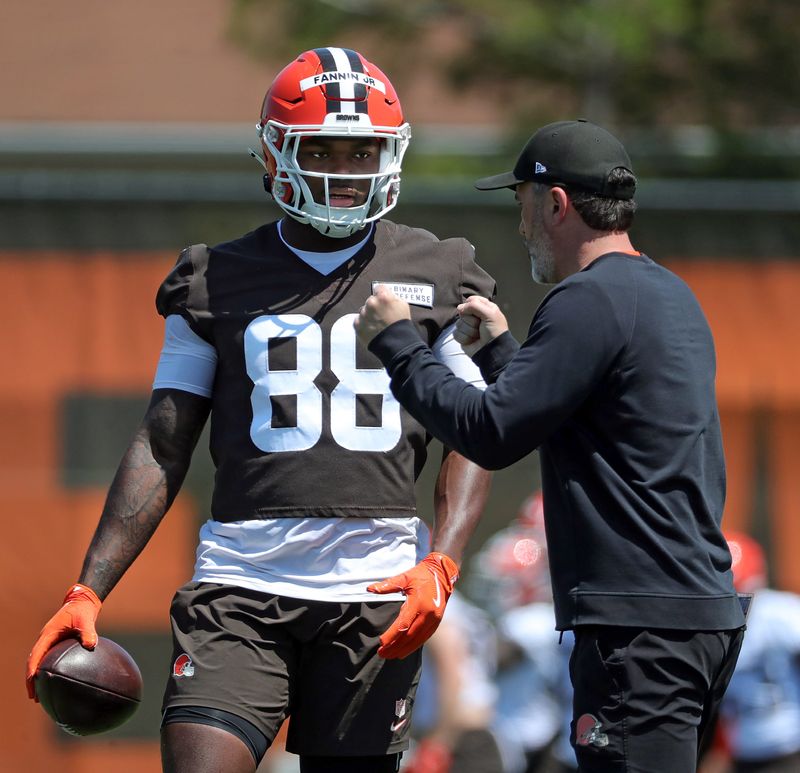 Cleveland Browns tight end Harold Fannin Jr. works with coach Kevin Stefanski during Day 2 of rookie minicamp, May 10, 2025, in Berea.