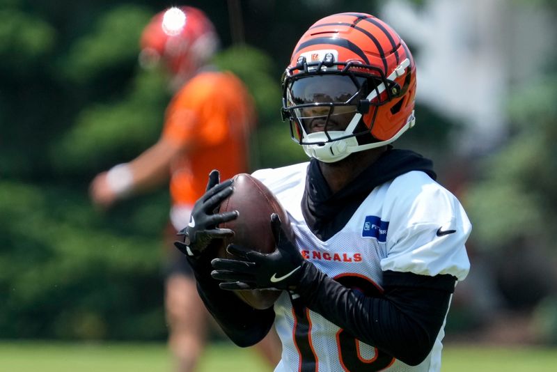 Cincinnati Bengals wide receiver Isaiah Williams (18) catches a kick off drill during a session of organized team activities on the Bengals practice field at Paycor Stadium in downtown Cincinnati on Tuesday, June 3, 2025.