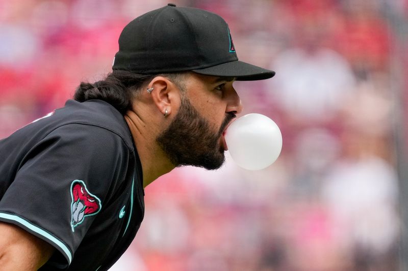 Eugenio Suarez will begin his second stint with the Reds after signing with the club as a free agent. Columnist Jason Williams and Reds writer Gordon Wittenmyer debate whether Suarez is a better fit than Kyle Schwarber might have been.