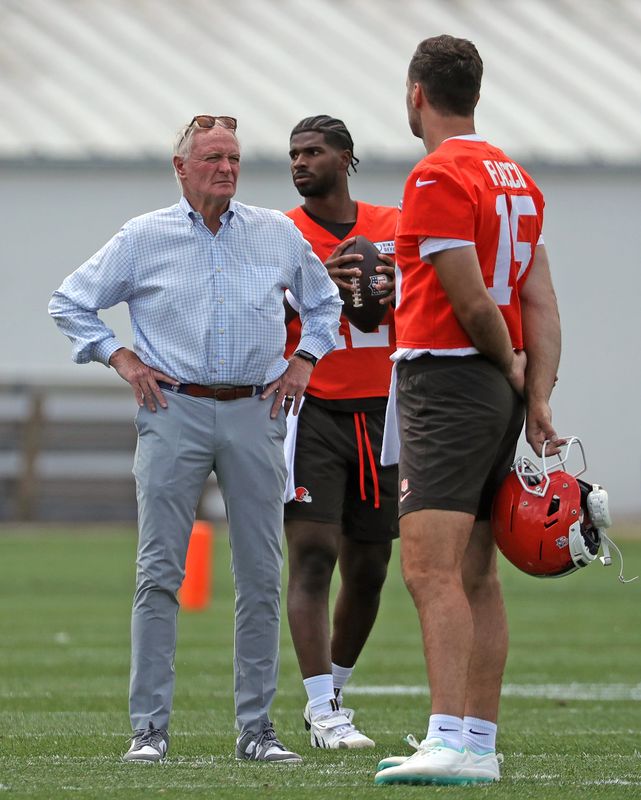 Browns owner Jimmy Haslam, left, stands between quarterbacks Joe Flacco and Shedeur Sanders during minicamp, Tuesday, June 10, 2025, in Berea.