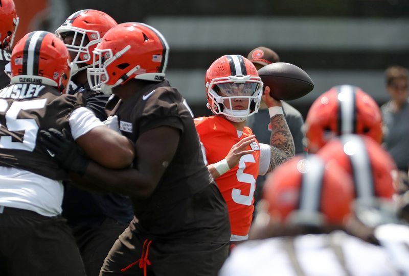 Cleveland Browns quarterback Dillon Gabriel (5) looks to throw during practice at NFL minicamp, Tuesday, June 10, 2025, in Berea, Ohio. [Jeff Lange/Beacon Journal]