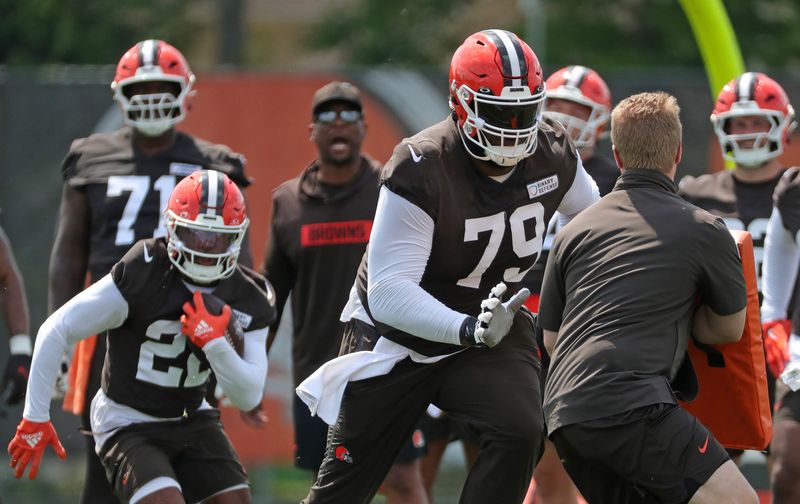 Cleveland Browns offensive tackle Dawand Jones (79) blocks for running back Dylan Sampson (22) during practice at minicamp June 10, 2025, in Berea, Ohio.