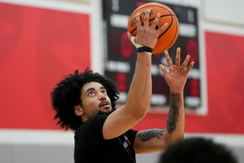 Ohio State Buckeyes guard Taison Chatman takes a layup during offseason practice at the Schottenstein Center on June 18, 2025.