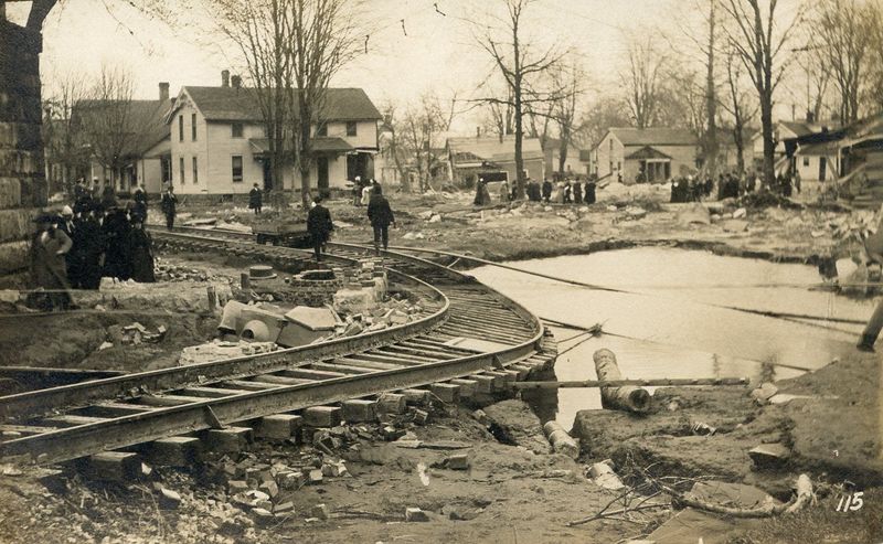 Spectators are surveying the damage from the 1913 flood in Fremont.