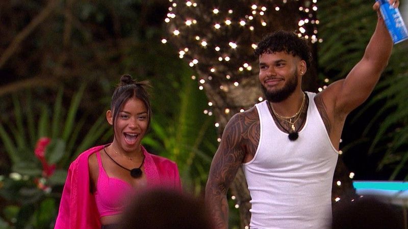 Leading up to the finale, Amaya Espinal and Bryan Arenales were chosen by the islanders to spend a night in the hideaway.