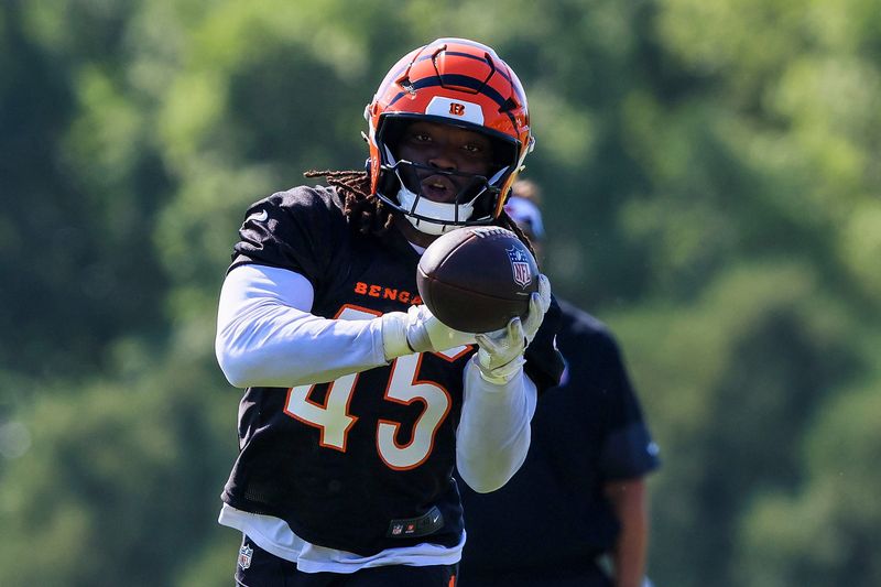 Jul 23, 2025; Cincinnati, OH, USA; Cincinnati Bengals linebacker Maema Njongmeta (45) catches a pass during training camp at Kettering Health Practice Field. Mandatory Credit: Katie Stratman-Imagn Images