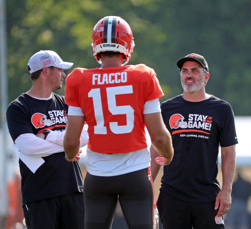 Cleveland Browns head coach Kevin Stefanski, facing, chats with quarterback Joe Flacco (15) as offensive coordinator Tommy Rees listens during NFL training camp at CrossCountry Mortgage Campus, Wednesday, July 30, 2025, in Berea, Ohio.