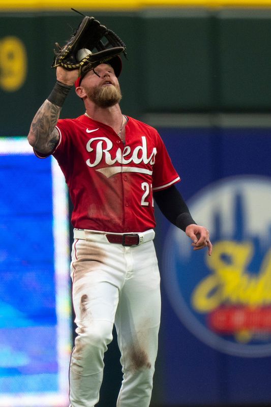Cincinnati Reds right fielder Jake Fraley (27) catches a fly ball in the third inning between Cincinnati Reds and Atlanta Braves at Great American Ball Park in Cincinnati on July 30, 2025.