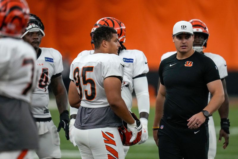 Cincinnati Bengals defensive end Trey Hendrickson (91) talks with the offensive linemen during a preseason training camp practice in downtown Cincinnati on Thursday, July 31, 2025.