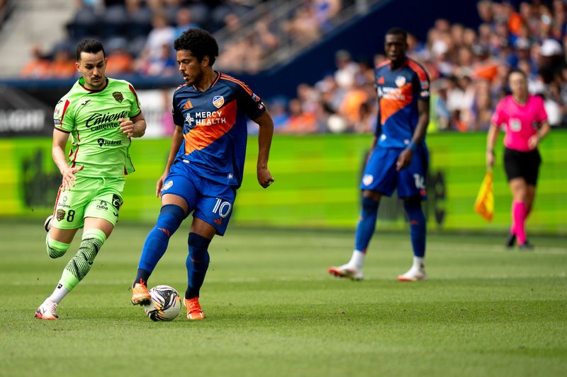 Evander controls the ball against FC Juarez in the 2025 Leagues Cup.