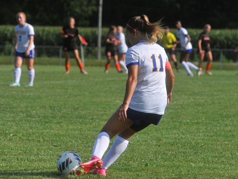 Ontario's Abbi Pittman sends a free kick into the box.