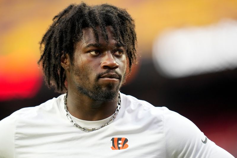 Cincinnati Bengals defensive end Shemar Stewart (97) warms up before the first quarter of the NFL Preseason Week 2 game between the Washington Commanders and the Cincinnati Bengals at Northwest Stadium in Landover, Md., on Monday, Aug. 18, 2025.