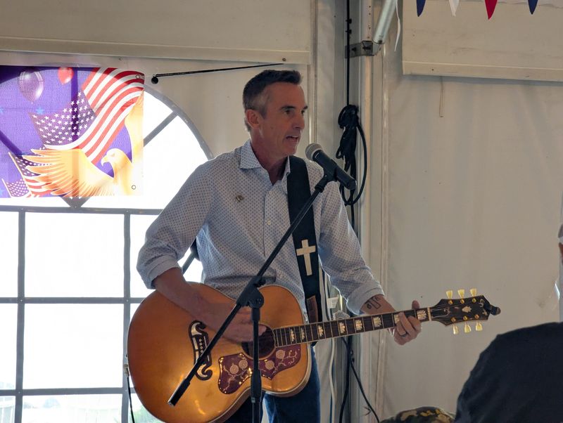 Voyage for Veterans guest speaker Army Ranger Sgt. Keni Thomas, who served during the 1993 Battle of Mogadishu, spoke on leadership by example at the Catawba Island Club Aug. 20, 2025. Thomas became a country music singer after his military service.