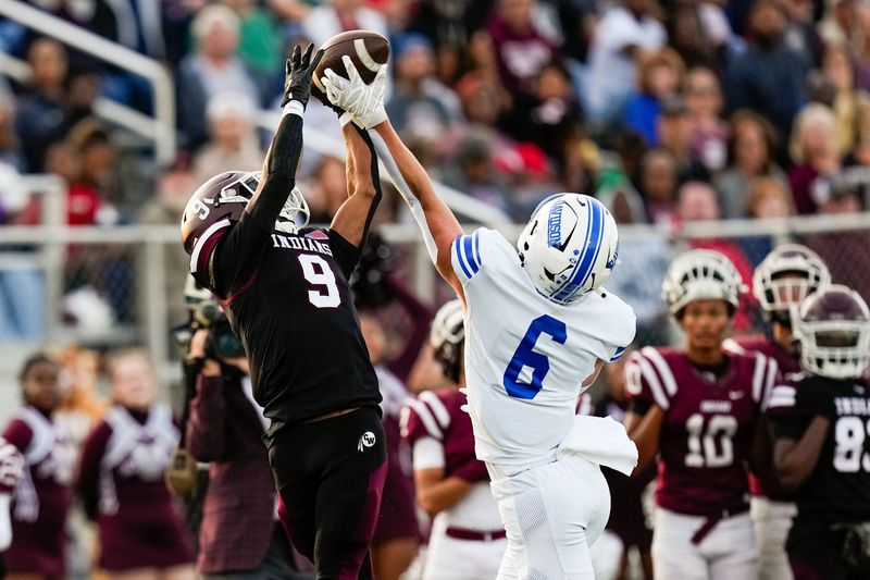 Canal Winchester's Dennis White (9) attempts to catch a pass against Hilliard Davidson's Cormac Snyder (6) in the first half at Canal Winchester High School on Friday, Aug. 29, 2025 in Canal Winchester, Ohio.