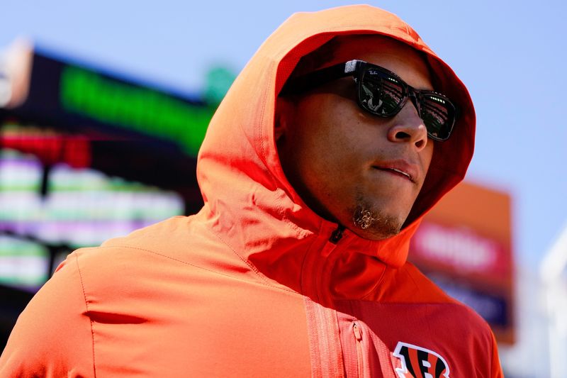 Cincinnati Bengals wide receiver Jermaine Burton (81) takes the field in sweats during warmups before the NFL Week 1 game between the Cleveland Browns and the Cincinnati Bengals at Huntington Bank Field in Cleveland on Sunday, Sept. 7, 2025.
