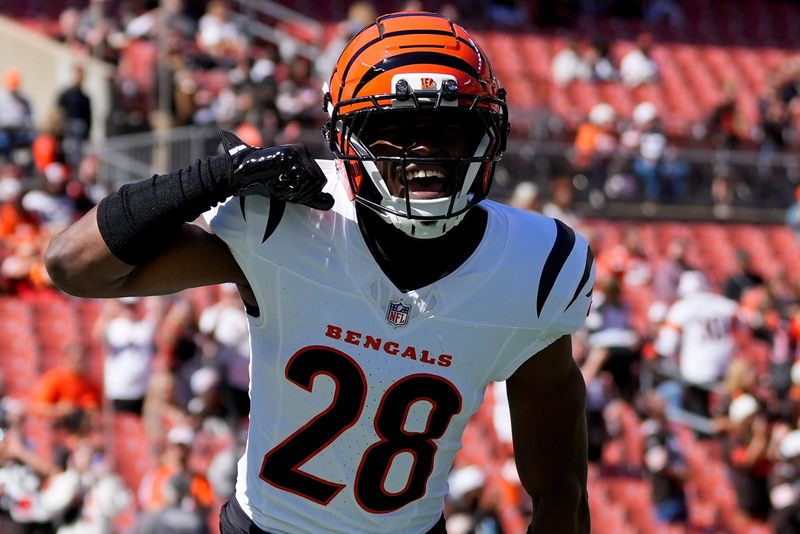 Cincinnati Bengals cornerback Josh Newton (28) takes the field during warmups before the NFL Week 1 game between the Cleveland Browns and the Cincinnati Bengals at Huntington Bank Field in Cleveland on Sunday, Sept. 7, 2025.