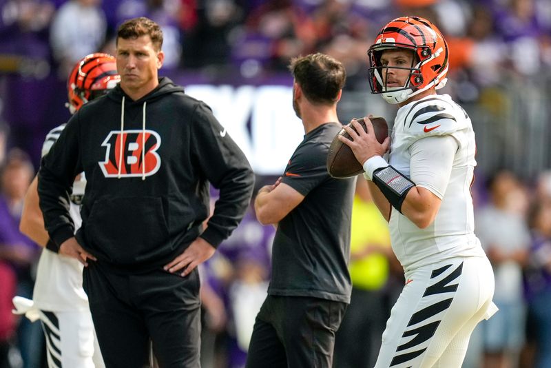 Cincinnati Bengals quarterback Jake Browning warms up