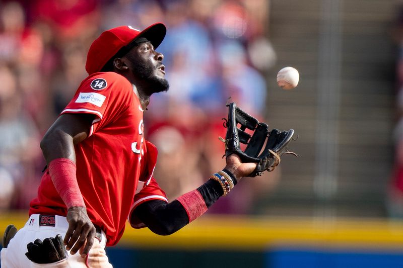 Cincinnati Reds shortstop Elly De La Cruz (44) catches a fly ball for an out in the eighth inning between Cincinnati Reds and Chicago Cubs at Great American Ball Park in Cincinnati on Sept. 21, 2025.