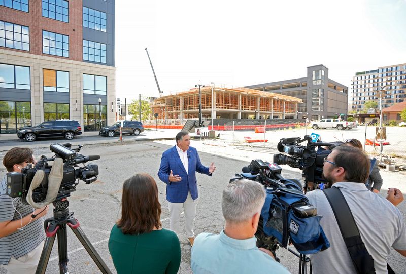 Columbus Mayor Andrew Ginther announced today that Giant Eagle is a new tenant of The Peninsula Phase II, confirming plans for a new 20,000-square-foot Market District in Downtown Columbus. At the corner of Belle and Broad Streets, the store will offer a full shopping experience.