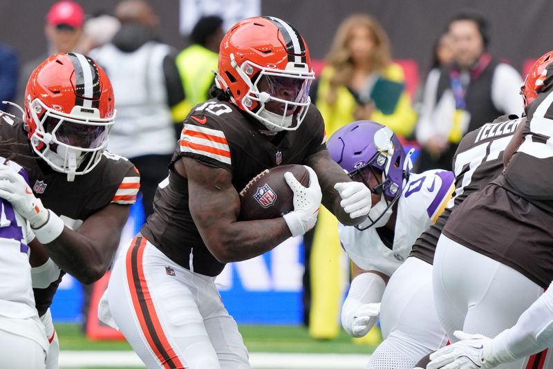 Oct 5, 2025; Tottenham, United Kingdom; Cleveland Browns running back Quinshon Judkins (10) runs with the ball against the Minnesota Vikings during the first quarter of an NFL International Series game at Tottenham Hotspur Stadium. Mandatory Credit: Kirby Lee-Imagn Images